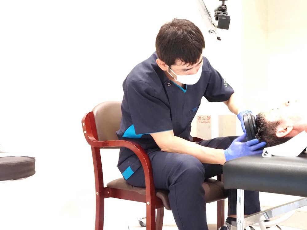 r-TMS（経頭蓋的磁気刺激機器）のイメージ画像